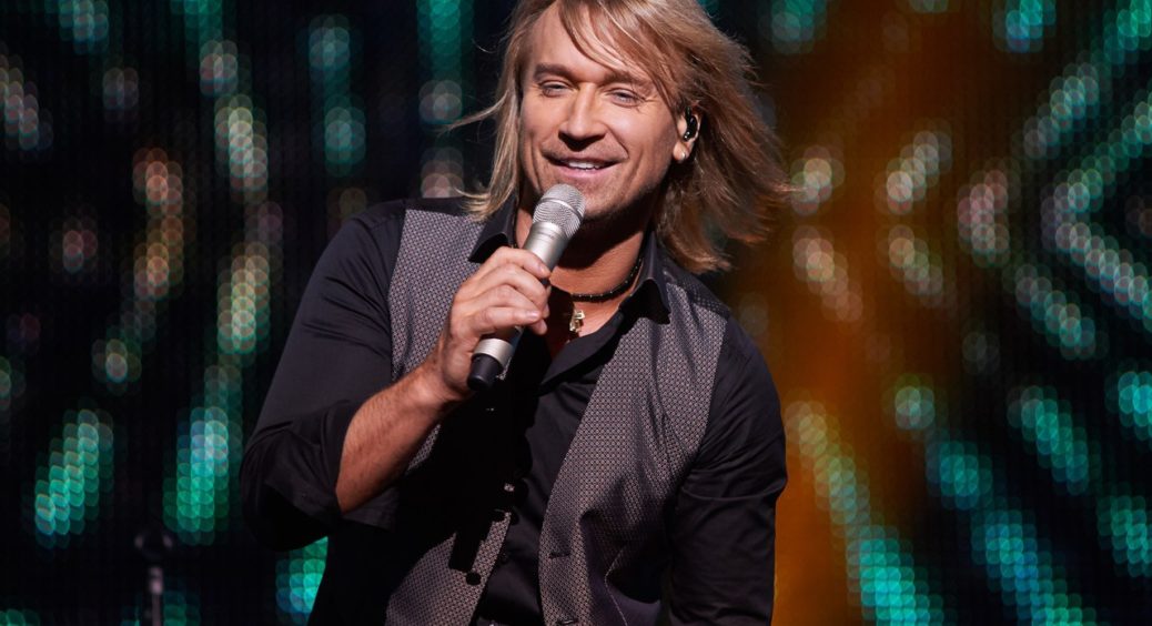 Олег Винник покинув Таюне і рушив на відпочинок зі старшим сином: чоловіча компанія без мами 