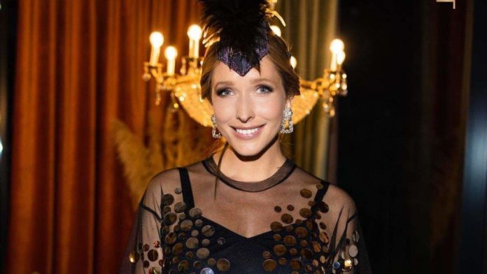 Катя Осадча у білосніжній сукні засвітила круглий живіт Катя Осадча у білосніжній сукні засвітила круглий живіт