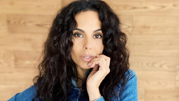 Вагітна Настя Каменських прикрила округлий живіт піджаком та вразила мережу новиною