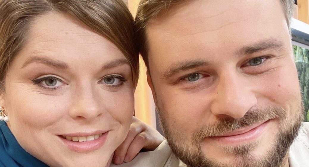 31-річний Єгор Гордєєв не стримав почуттів і в прямому ефірі поцілував Нелю Шовкопляс: ведуча світиться від щастя 