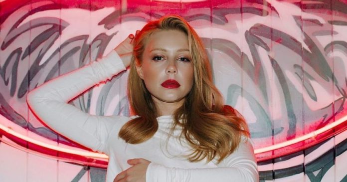 Тіна Кароль позувала з батьками, рідним братом і єдиним сином