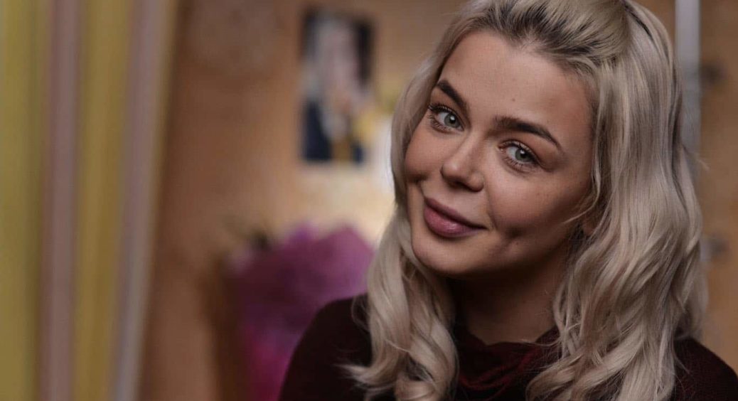 “Більше 70 людей під нашим дахом”: співачка Аліна Гросу продовжує прихищати переселенців з України у себе вдома 