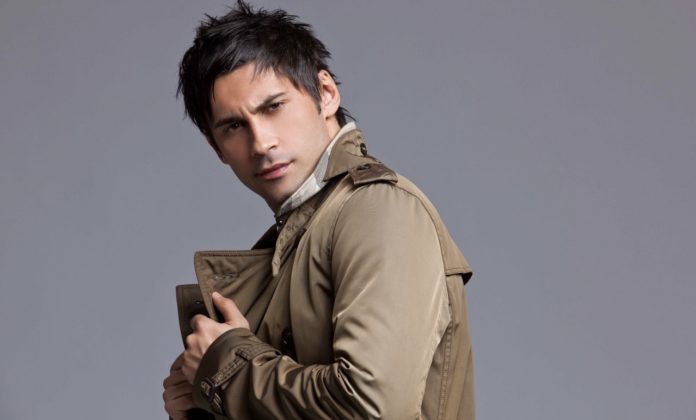 Дан Балан обійняв крихітну дівчинку, яка феноменально схожа на нього Дан Балан обійняв крихітну дівчинку, яка феноменально схожа на нього