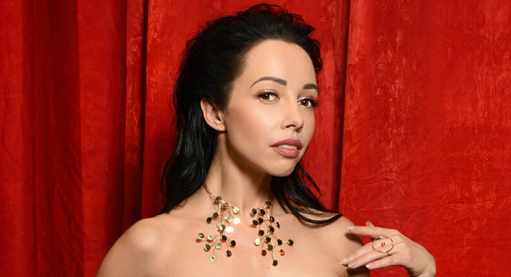 Балерина Катерина Кухар у дорогій чорній сукні до підлоги підкорила Каннський фестиваль – витончена леді 