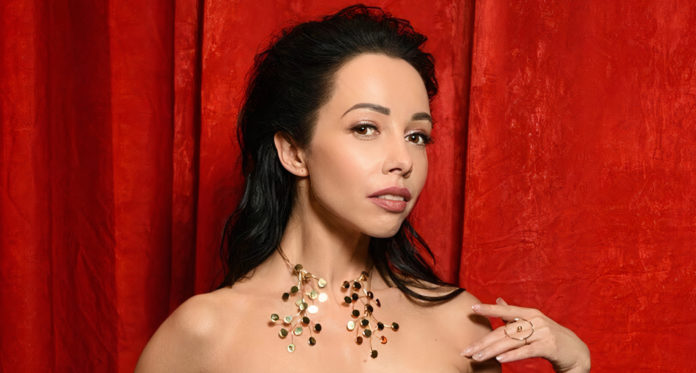 Балерина Катерина Кухар у дорогій чорній сукні до підлоги підкорила Каннський фестиваль