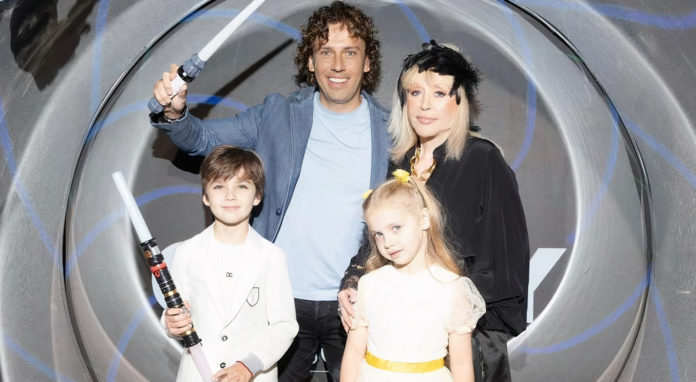 Максим Галкін разом з двійнятами весело проводять час в романтичному Парижі Максим Галкін разом з двійнятами весело проводять час в романтичному Парижі