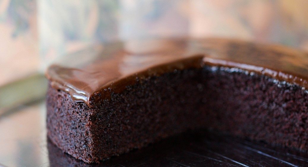 Шоколадний пиріг без яєць і молока – бюджетний рецепт чудової та смачної випічки, яка смакує наче торт 