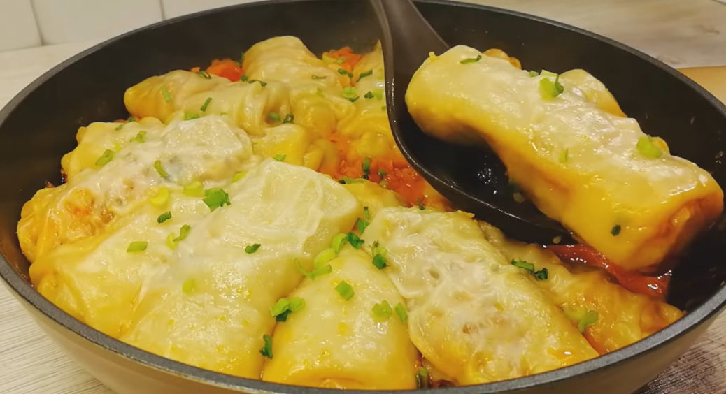 Борошно, вода, фарш і апетитна вечеря на сковороді готова: смакота до столу за лічені хвилини (Відео) 