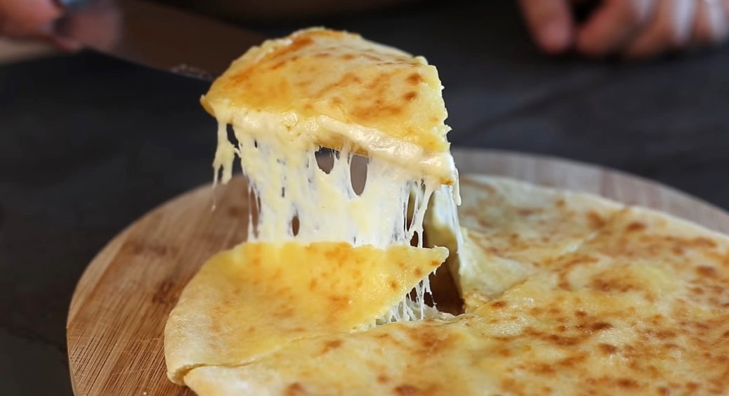 Ліниві хачапурі з сиром на сковороді за 5 хвилин: швидкий рецепт на заміну хліба з бездріжджового тіста 