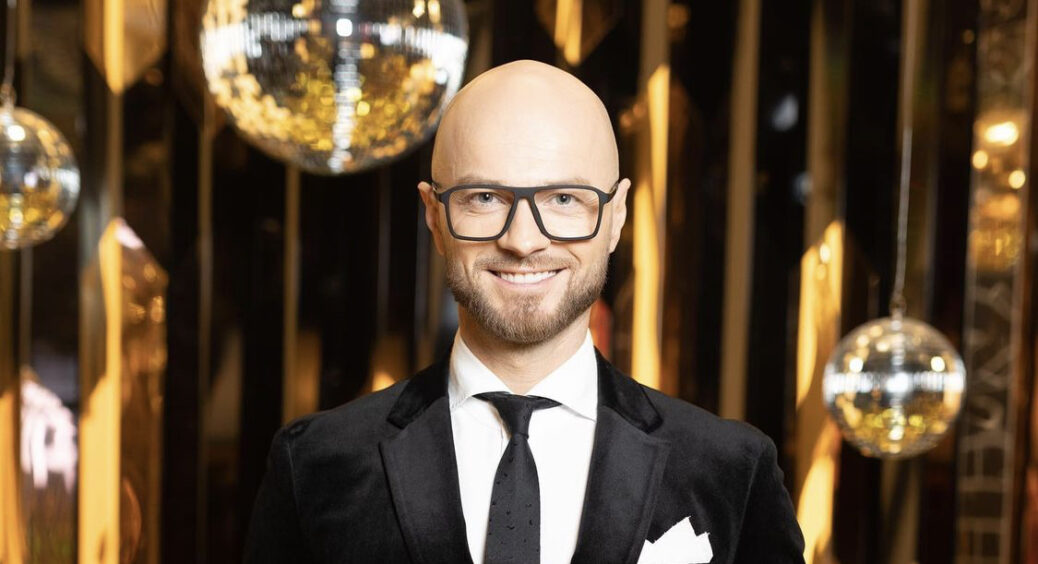 40-річний Влад Яма підкреслив пронизливий погляд стрілками і накладними віями і показав свій вигляд з США 