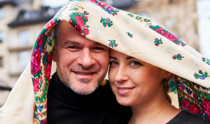 Арсен Мірзоян взяв на руки крихітну дівчинку Арсен Мірзоян взяв на руки крихітну дівчинку