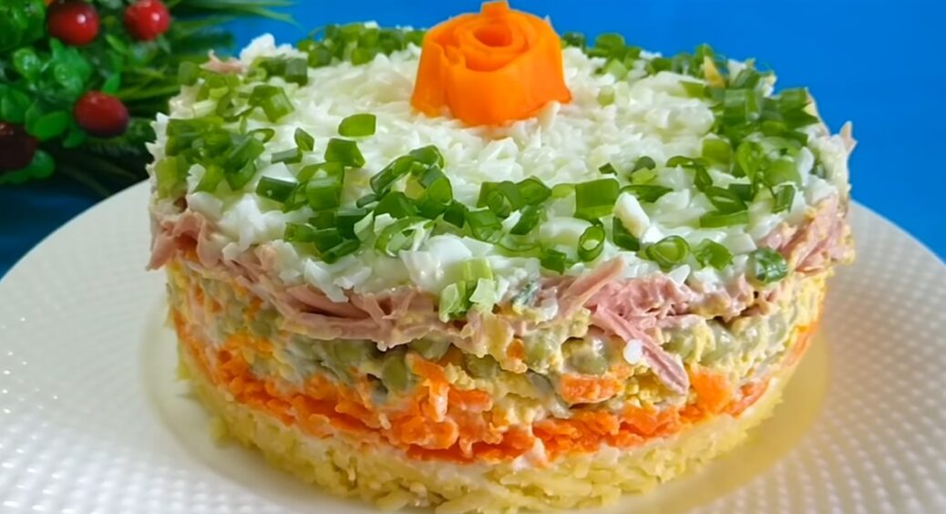 Багатошаровий святковий салат “Сніжний ліс” з незабутнім смаком: вся справа в одному секретному інгредієнті 