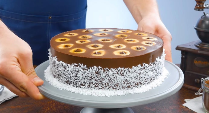 Ідеальний десерт на святковий стіл за 15 хвилин: шоколадний торт без випічки, без духовки і без тіста (Відео) 