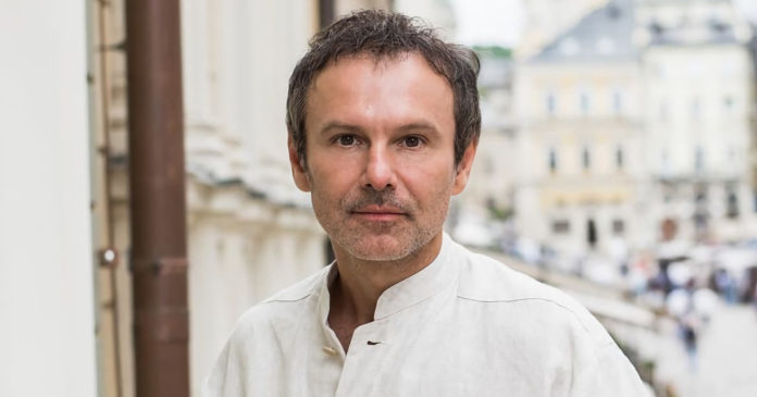 Святослав Вакарчук вперше показав фото зі своїм маленьким сином Іваном Святослав Вакарчук вперше показав фото зі своїм маленьким сином Іваном