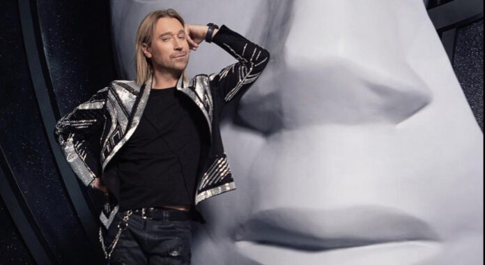 Олег Винник зняв обручку та взяв у долоні руку чорноволосої молодиці