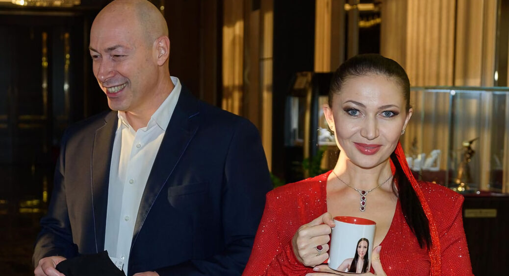 37-річна дружина Дмитра Гордона Олеся Бацман відверто розповіла про шлюбний контракт: “Щось не подобається” 