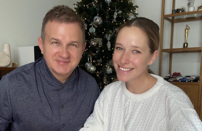 Вагітна Катя Осадча сховала круглий живіт за червоним оксамитом та потішила фанатів