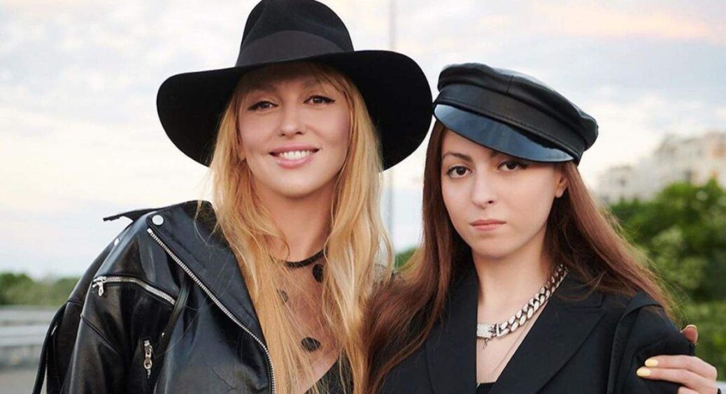 “Гидко”: 16-річна дочка Олі Полякової Марія показала фотосесію у зухвалому вбранні і виставила середній палець 