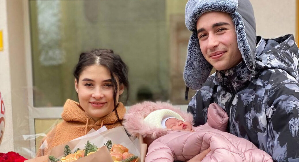 Як виглядає шестимісячна донька Романа Сасанчина: дружина переможця “Голосу країни” показала спадкоємицю 