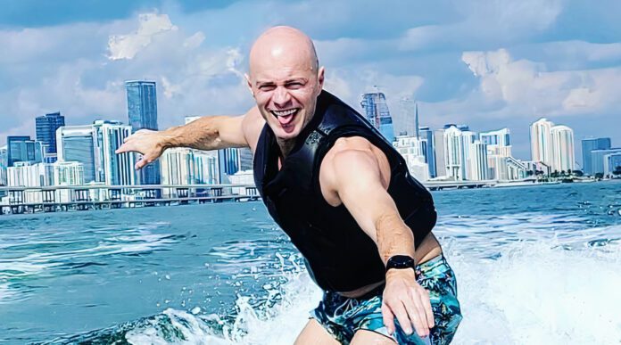 Влад Яма таємно втік з України до Сполучених Штатів, осів та знайшов собі роботу