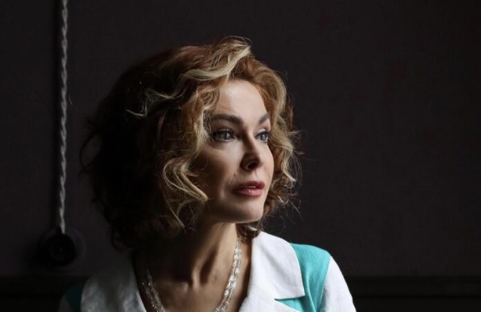 Ольга Сумська показала, як кардинально омолодила її проста вишиванка