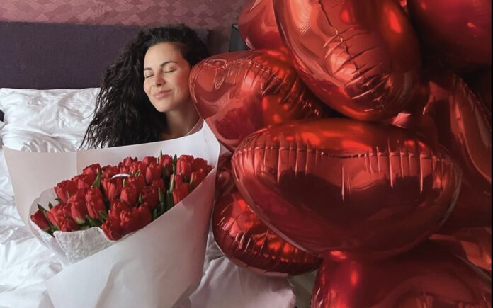 Настя Каменських вийшла на сцену з величезним животом і встала до камери спиною