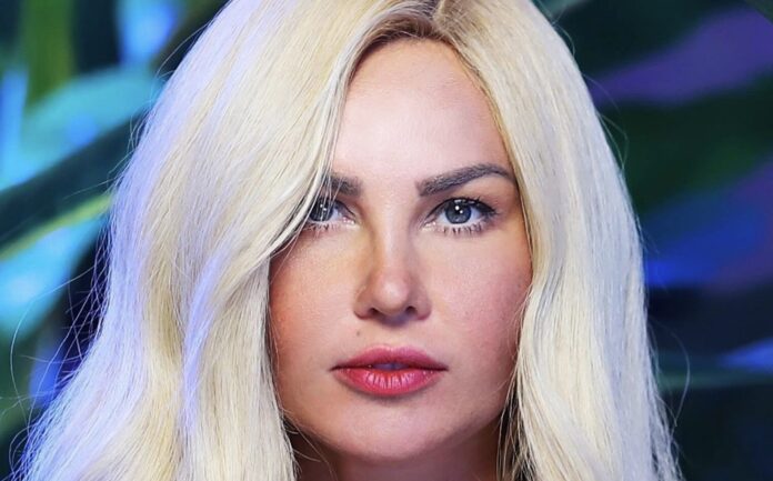 Дружину мільярдера Камалію продинамили після того, як вона припала до губ іншого чоловіка Дружину мільярдера Камалію продинамили після того, як вона припала до губ іншого чоловіка