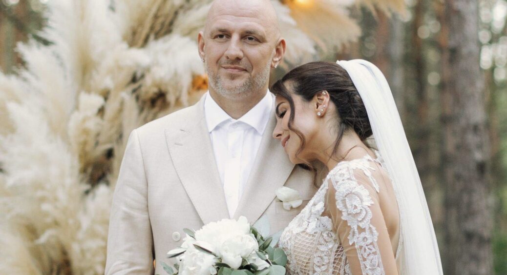 Як виглядають усі весільні сукні Насті Каменських: співачка для Потапа стає нареченою щороку (ФОТО) 