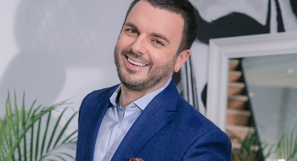 Ведучий “Холостяка” Григорій Решетнік скористався привілеєм та покинув Україну: “Чекає турне Європою” 