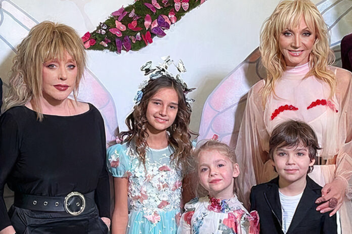 Єдина онучка Алли Пугачової розпочала співочу кар'єру та звернула на себе увагу Гордона Єдина онучка Алли Пугачової розпочала співочу кар'єру та звернула на себе увагу Гордона