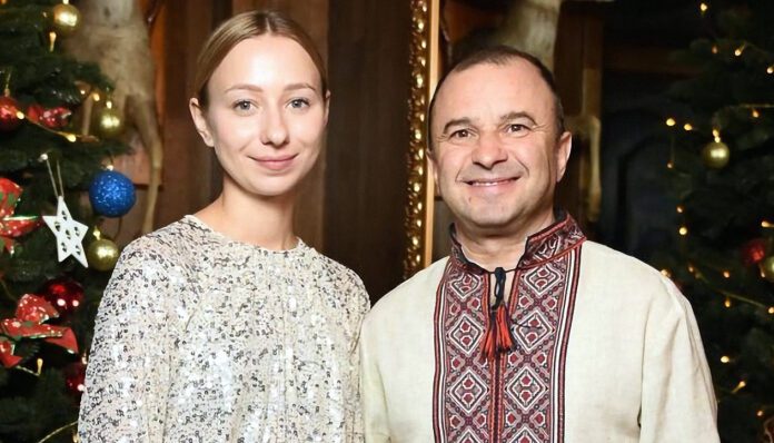 Молода дружина Віктора Павліка досягла бажаного та покинула Україну з сином Молода дружина Віктора Павліка досягла бажаного та покинула Україну з сином