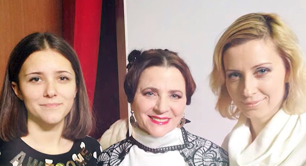 Ніна Матвієнко розридалася посеред вокзалу через доньку Тоню: співачка повернула онучок зірковій бабусі (ВІДЕО) 