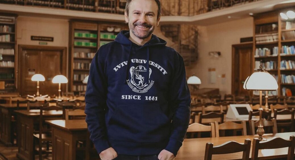 Святослав Вакарчук пригорнув до себе загадкову даму і розплився в посмішці: чи не заревнує таємна дружина? 