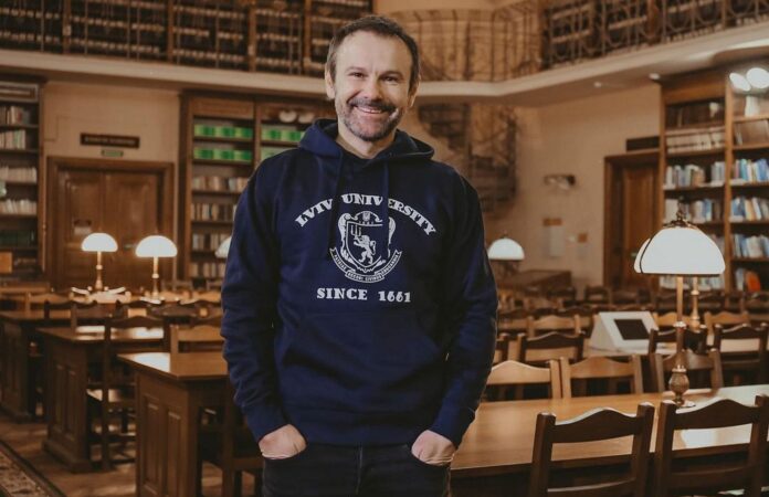 Святослав Вакарчук пригорнув до себе загадкову даму