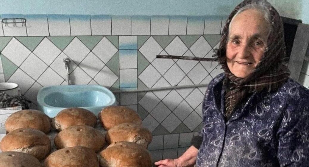 Бабуся з Тернопільщини розчулила всю Україну та світ: старенька щодня пече домашній хліб для солдатів на передовій 