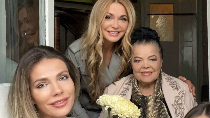 Як виглядає пам'ятник Ганні Опанасенко-Сумській на Байковому кладовищі