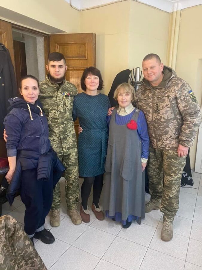 Ада Роговцева з донькою та солдатами 