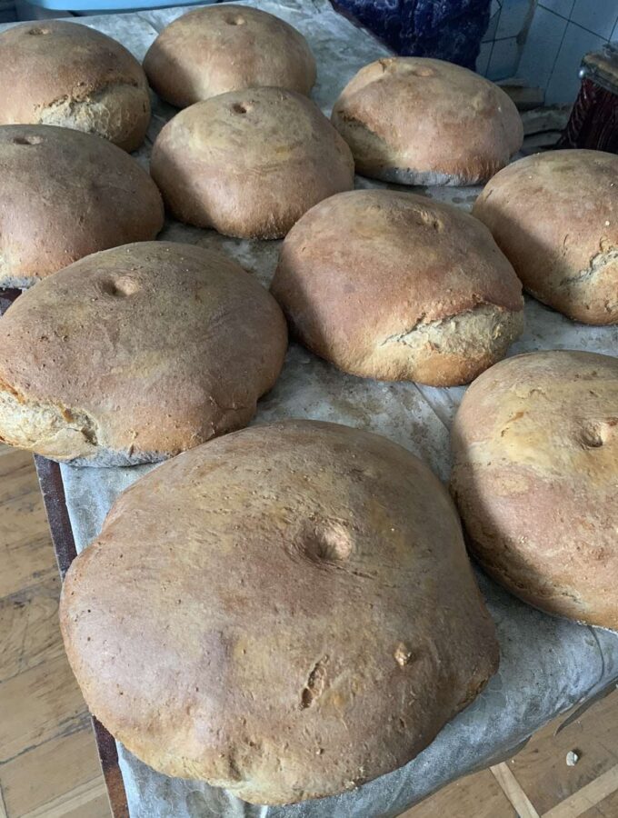 Бабуся на Тернопільщині пече хліб для солдатів