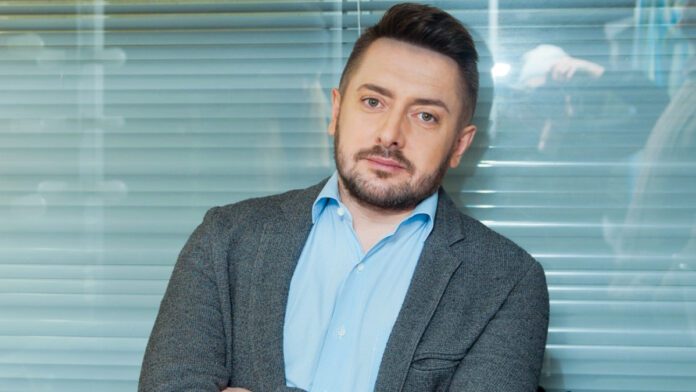 Олексій Суханов з мокрими очима розповів, чи спілкується з рідними з росії