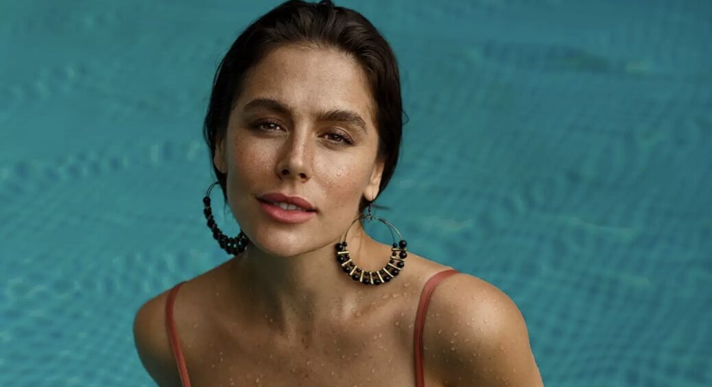 “З чоловіком чекає поповнення”: Іванна Онуфрійчук показала округлий живіт та приймає привітання з вагітністю 