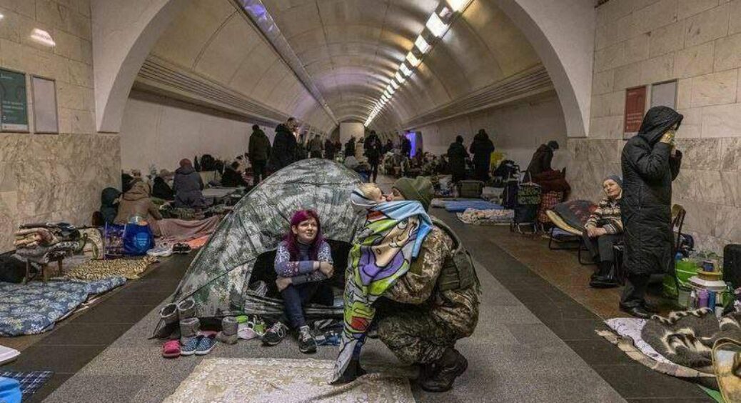 Фото дня: Український військовий спустився у столичне метро, щоб обійняти сина, який ховається там від обстрілів 