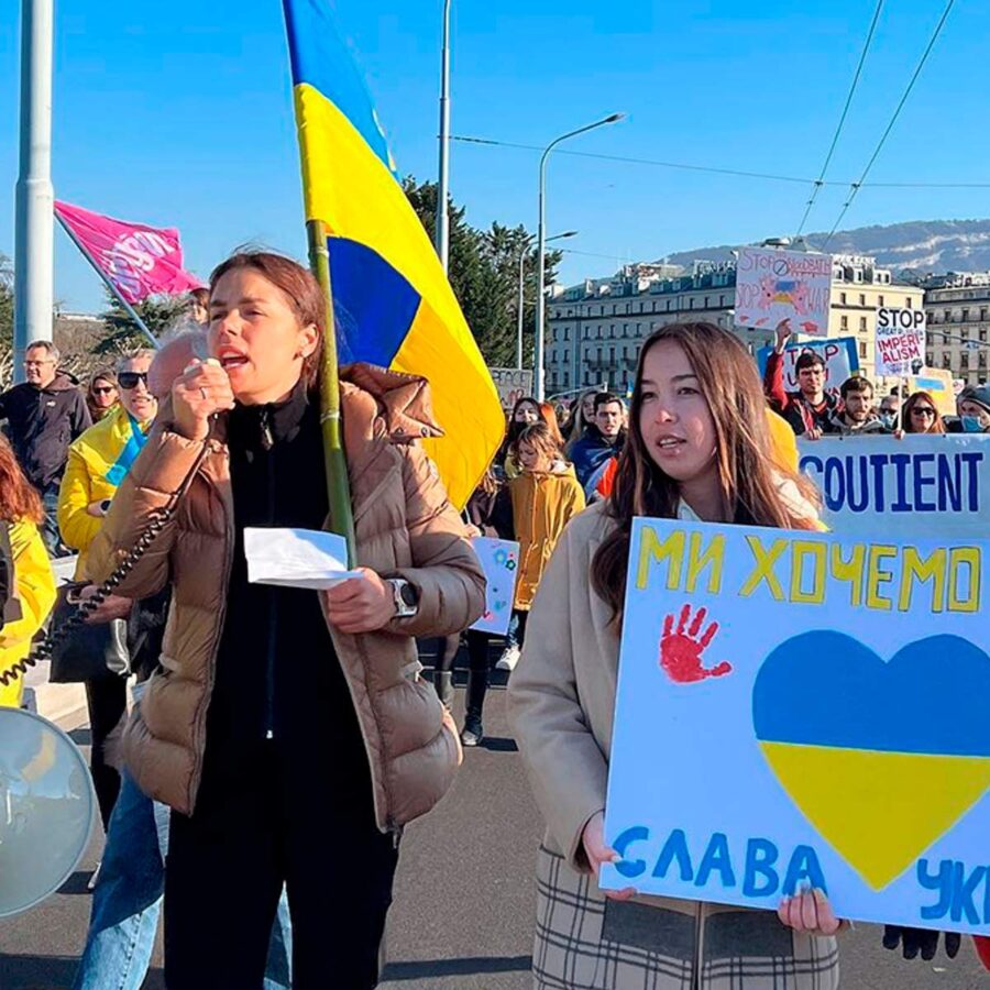 Іванна Онуфрійчук влаштувала разом з мамою мітинг у Женеві
