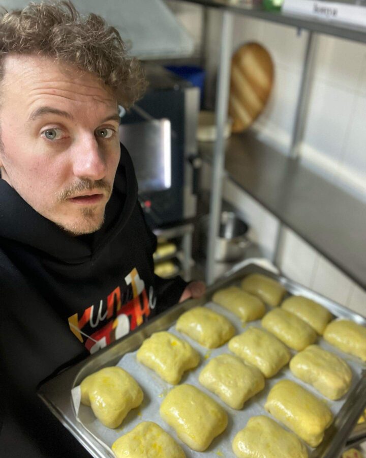 Євген Клопотенко щодня готує страви для тероборони