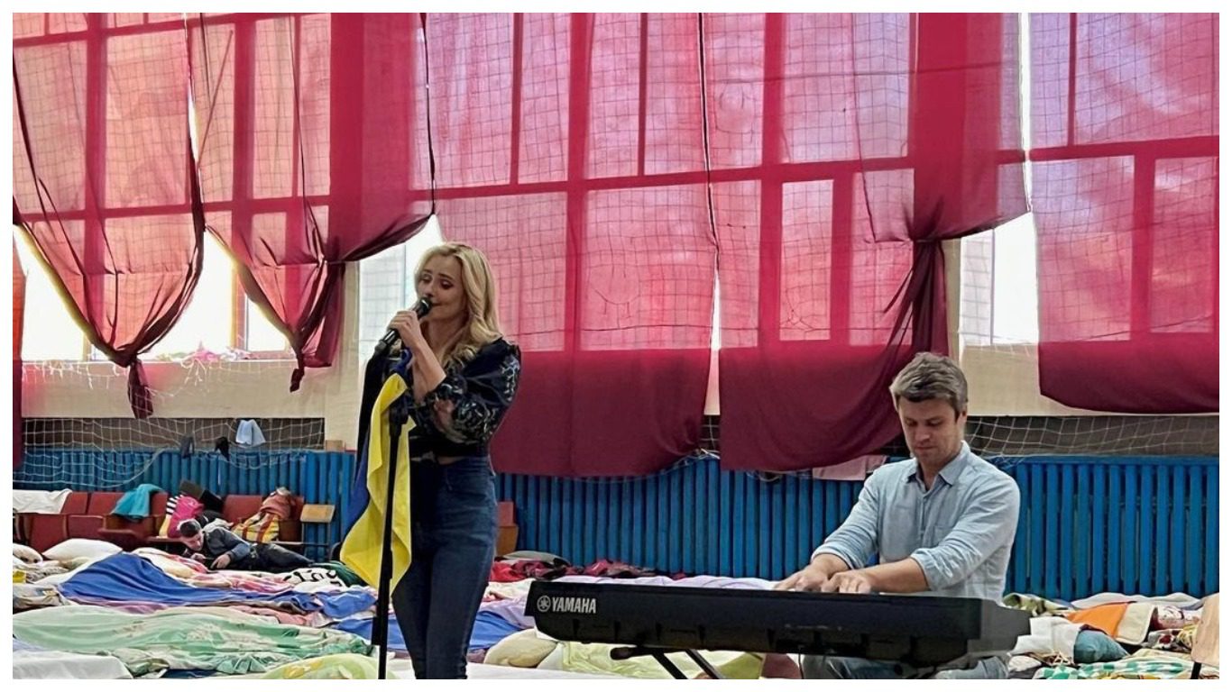 Ірина Федишин та Євген Хмара співають перед переселенцями