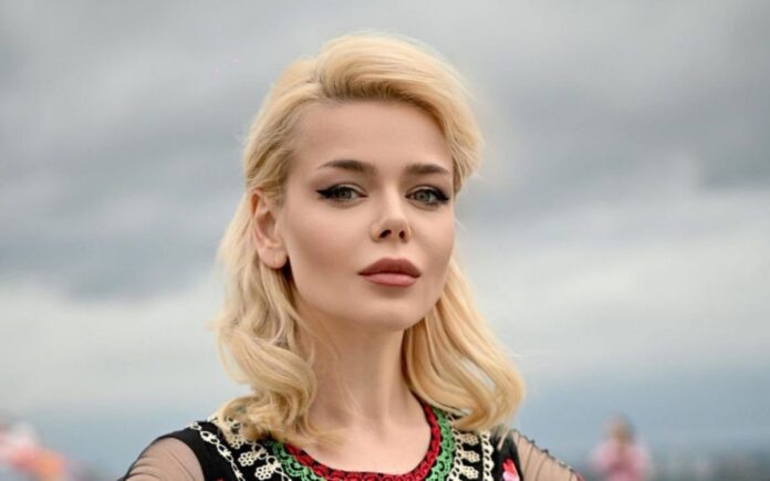 Аліна Гросу показала, як закриває тушонку Аліна Гросу показала, як закриває тушонку