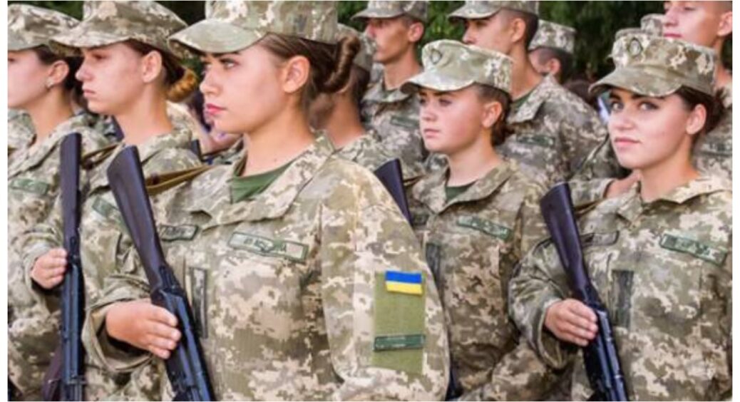 (Відео) Українські жінки взяли до рук зброю та попереджають: “Російські окупанти, тепер вам…!” 