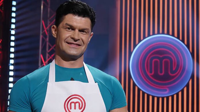 Олег Ковальчук вимушено розлучився з родиною, але на кухні з дівчатами не сумує