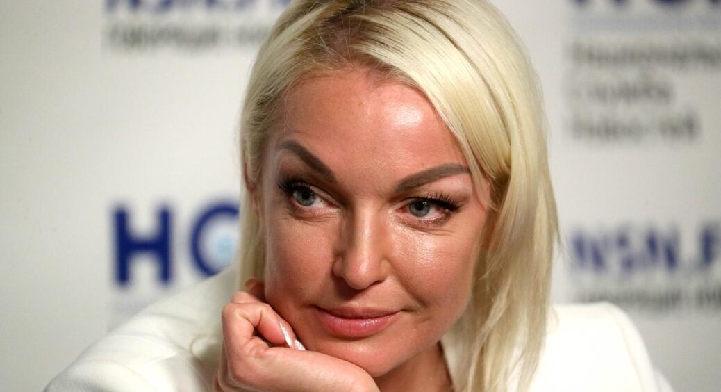 46-річній Анастасії Волочковій хочуть заборонити ходити без одягу: на російську балерину подали до суду 