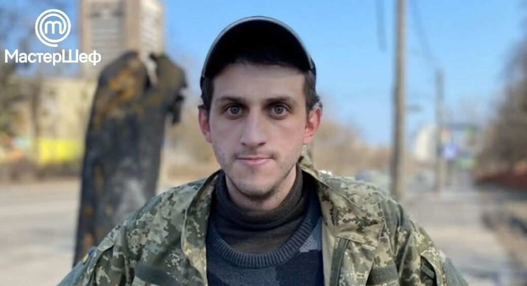Учасник “МастерШеф. Битва сезонів” Віктор Перехрест показав повістку після того, як пішов з тероборони 