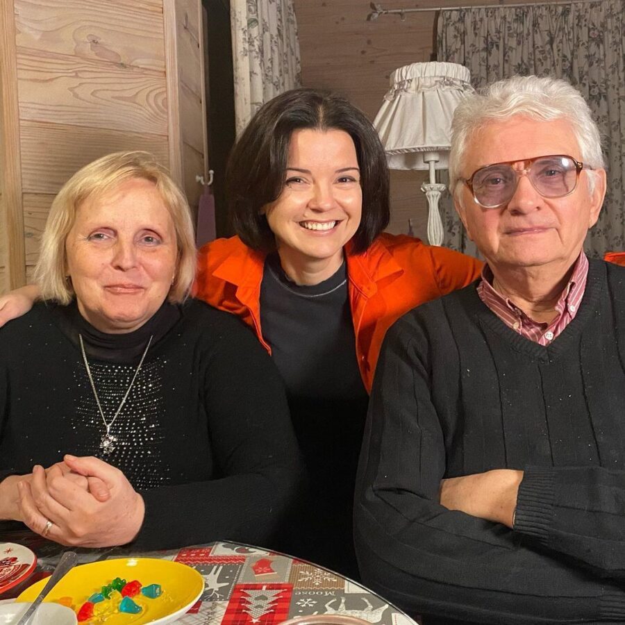Марічка Падалко з батьками